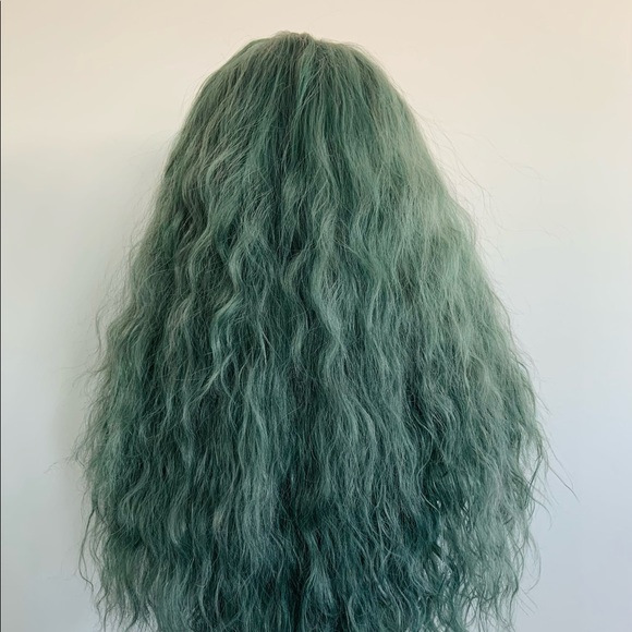 Very Pretty 26” Pearl Green Premium Synthetic Fiber Lace Front Wig - Picture 12 of 13